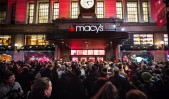 Հաճախորդները` Նյու Յորքի Macy's խանութի մուտքի մոտ