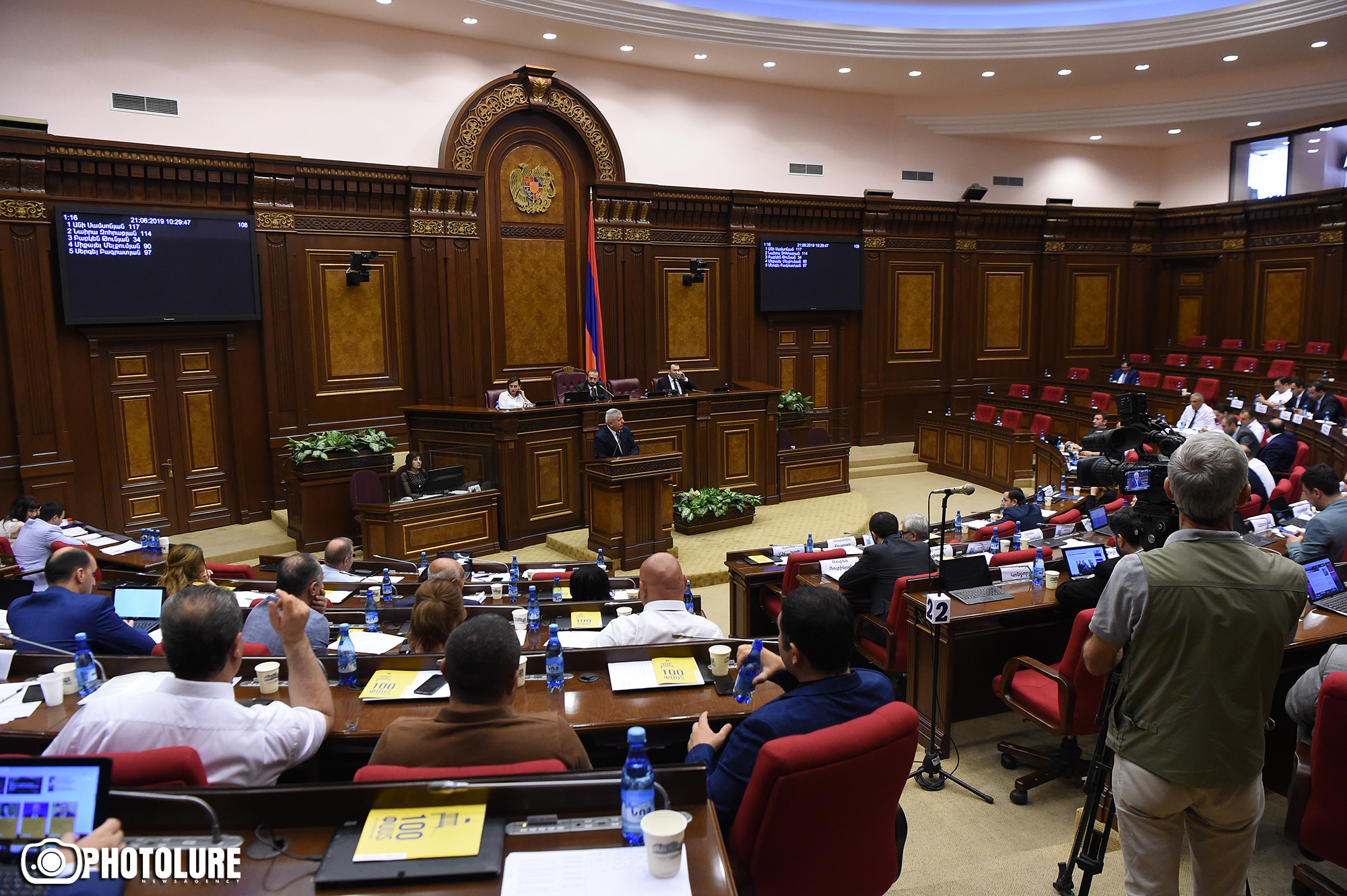 Кодексы армении. Парламент Ереван. Госдума Армении. Azgayin joxov. Национальное собрание Армении здание вечером.