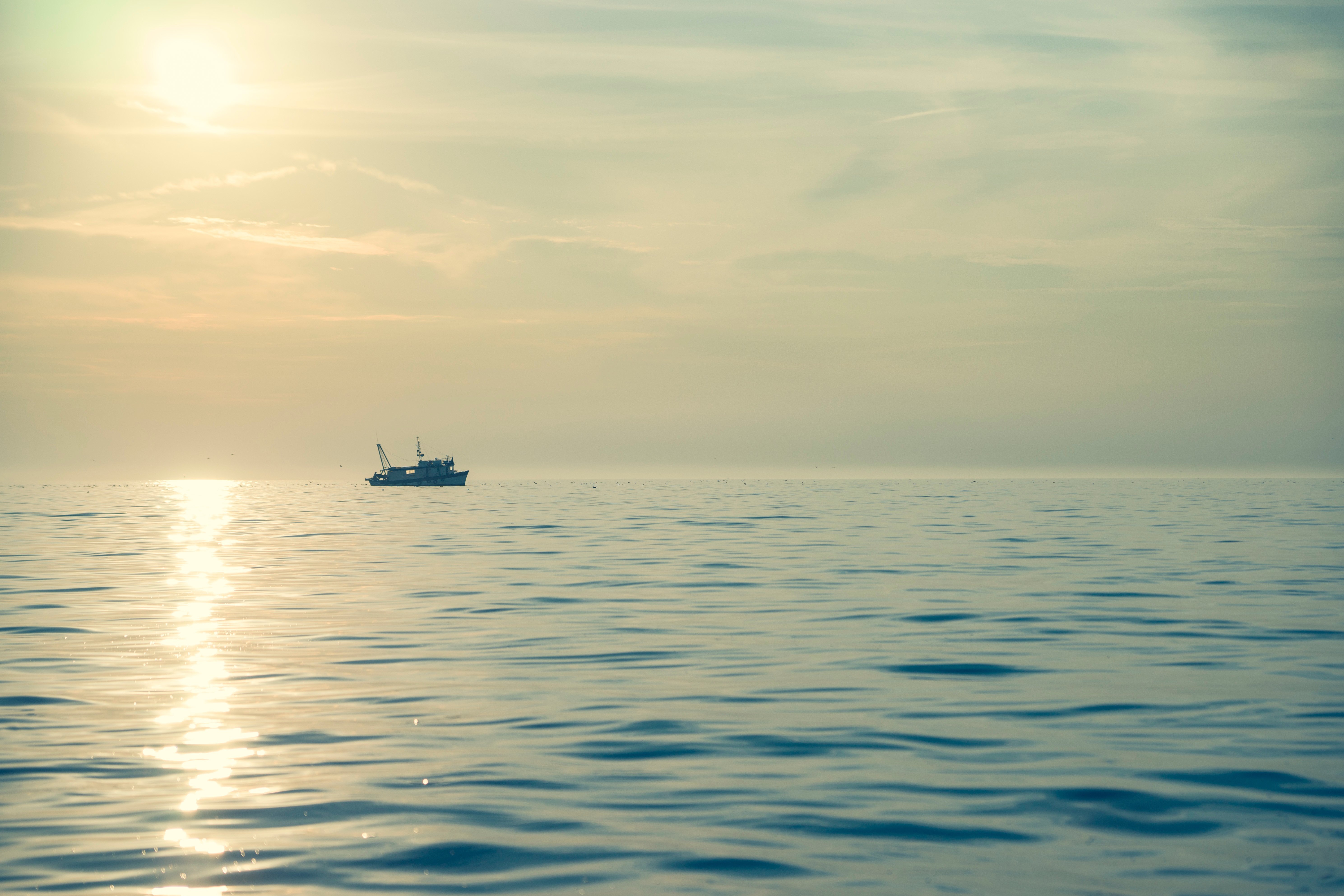 Солнце плывет. Корабль на горизонте. Море вдалеке. Корабль вдалеке. Корабль вдали.