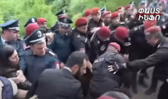 Տեսանյութ.Կարմիր բերետավորները բիրտ ուժով բերման են ենթարկում քաղաքացիներին